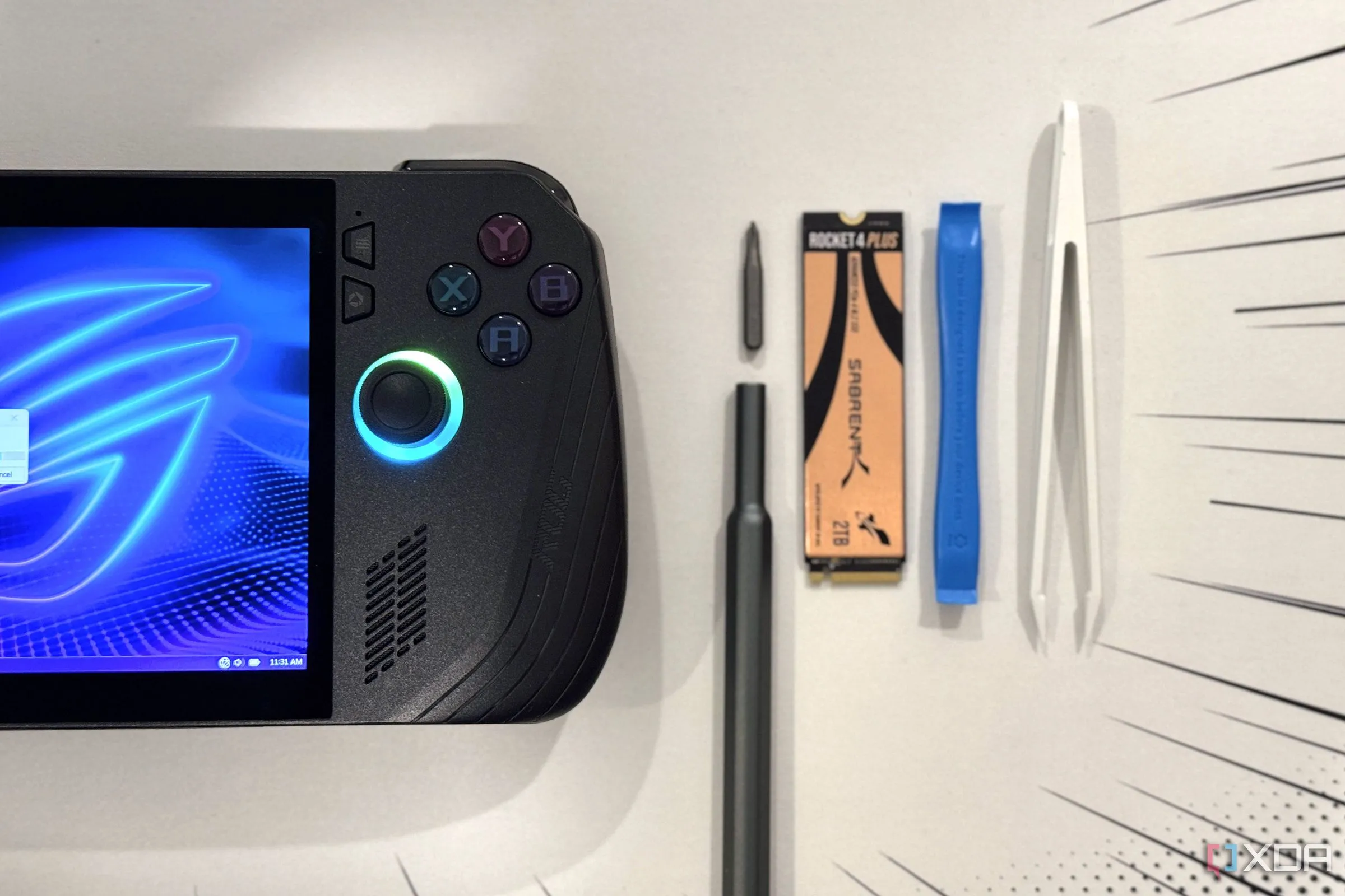 Thiết bị chơi game cầm tay ROG Ally X cùng bộ dụng cụ và ổ SSD M.2 NVMe sẵn sàng nâng cấp dung lượng.