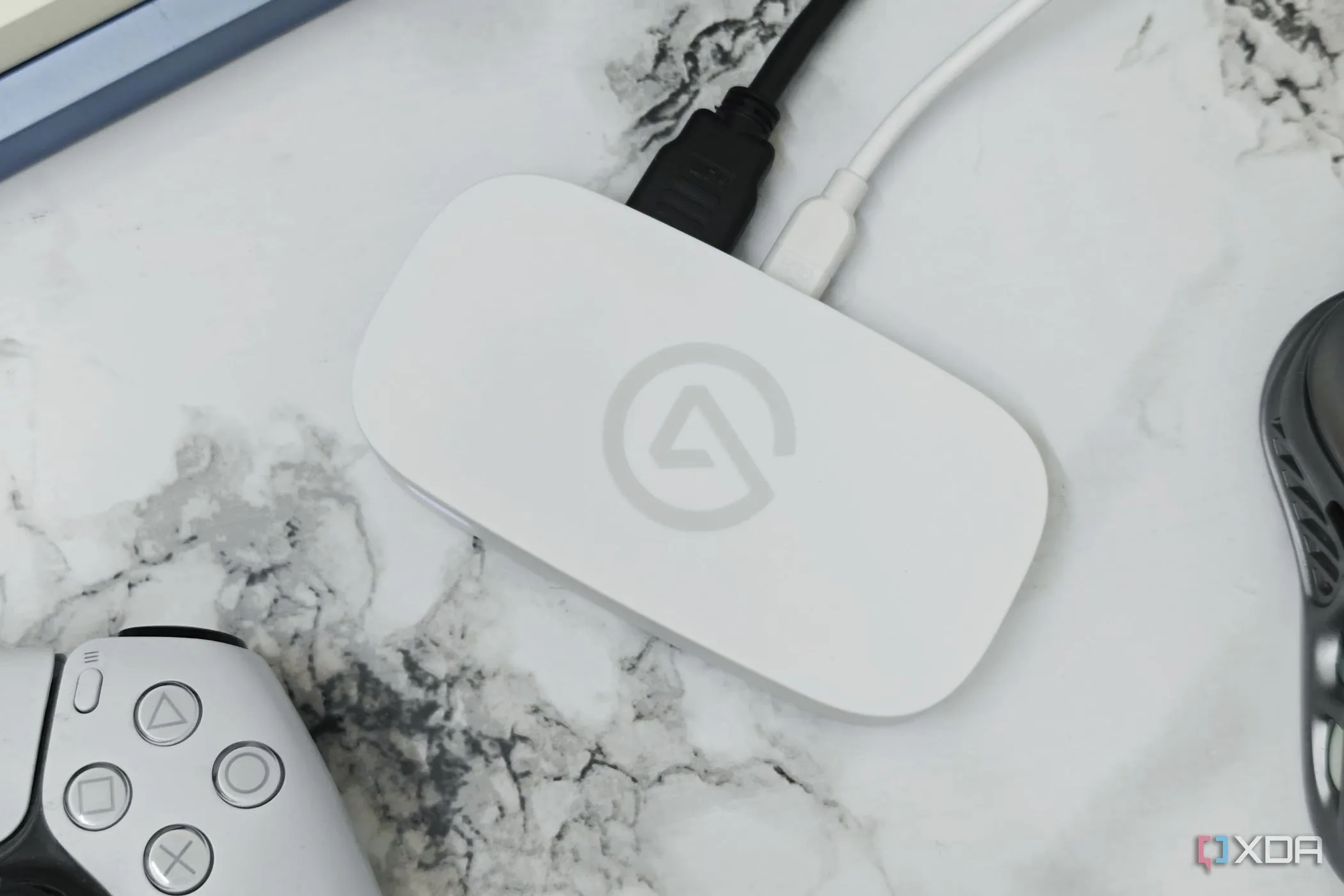 Thiết bị Elgato Game Capture Neo đặt trên bàn làm việc, thể hiện sự nhỏ gọn và tiện lợi của card ghi hình Elgato