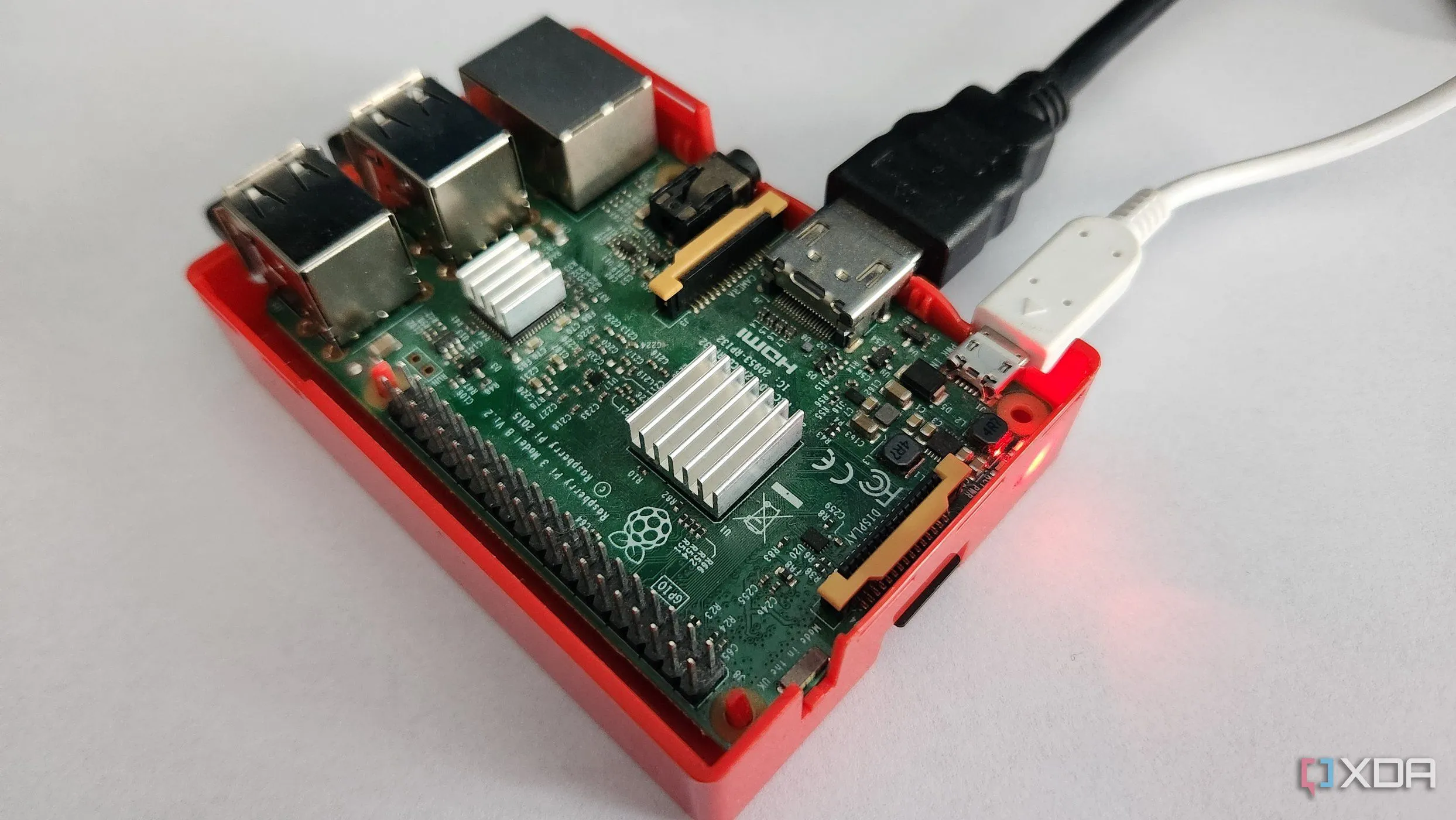 Thiết bị Raspberry Pi 3 Model B trong vỏ màu đỏ, minh họa khả năng chạy LibreELEC trên phần cứng nhỏ gọn.