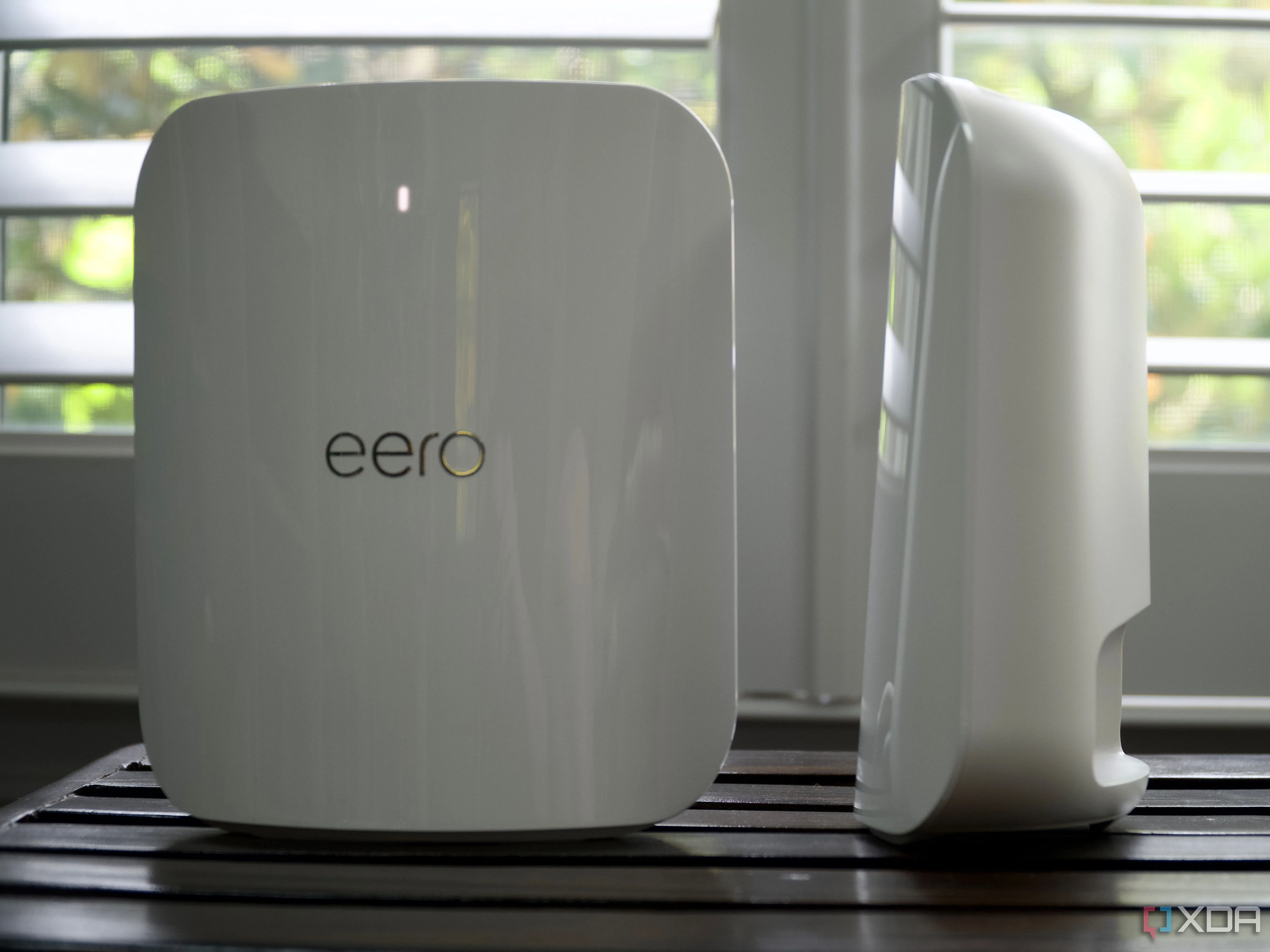 Thiết bị router mesh Wi-Fi Eero Max 7 từ góc nhìn phía trước và bên cạnh