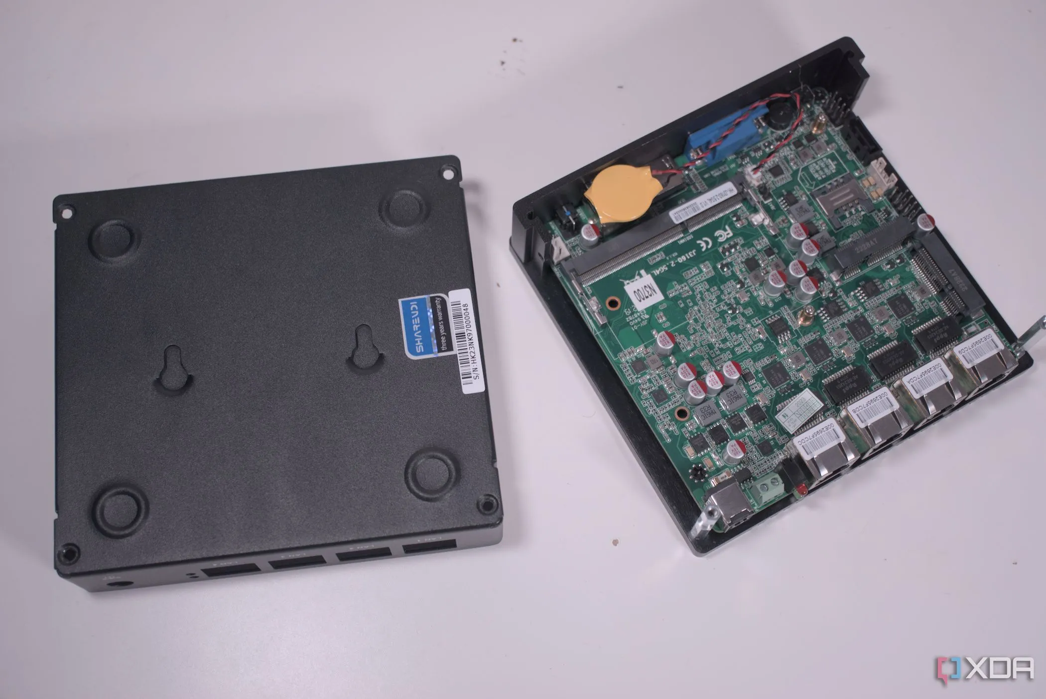Thiết bị router Sharevdi F12 nhỏ gọn, minh họa một giải pháp phần cứng tùy chỉnh cho tường lửa và mạng.