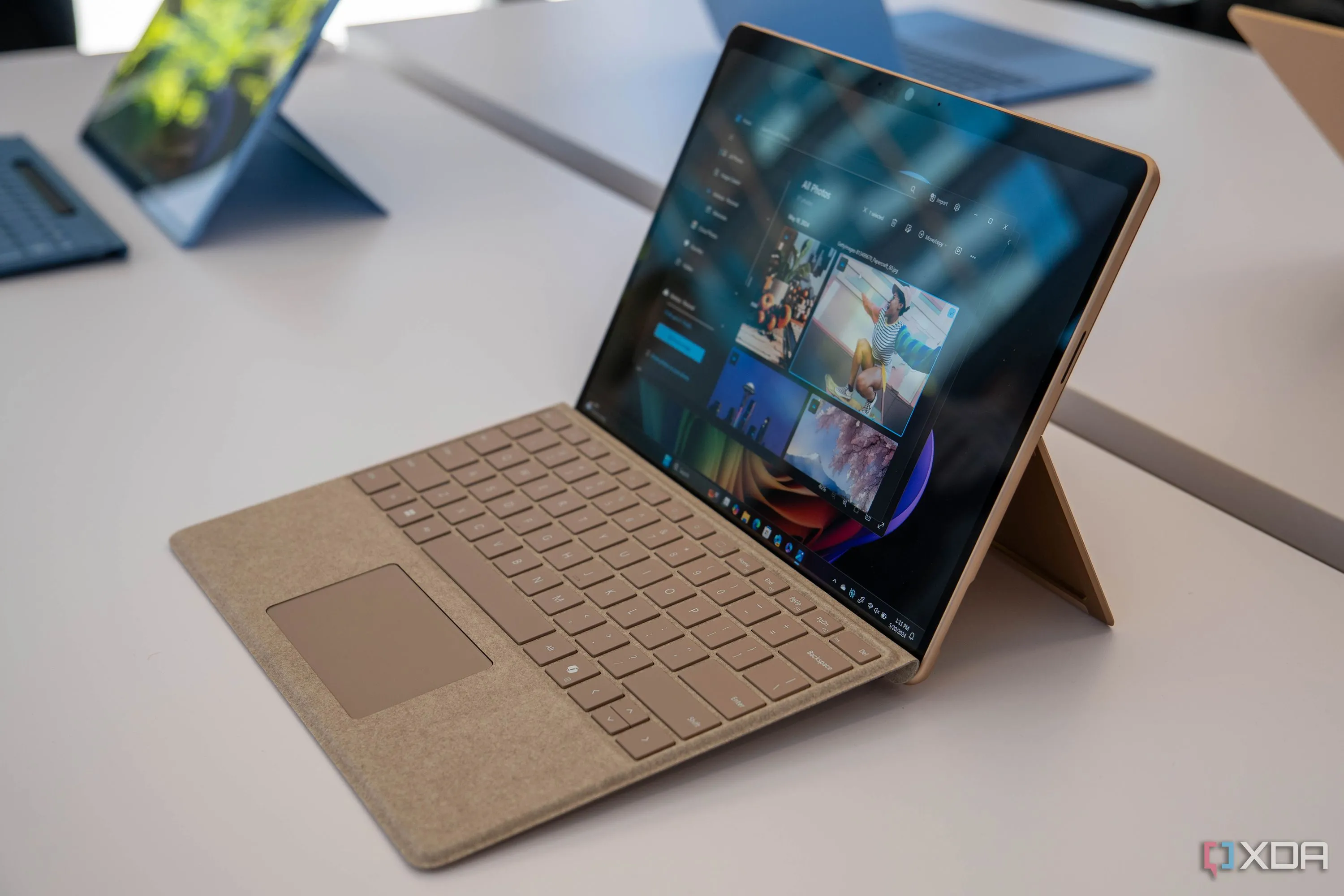 Thiết bị Surface Pro mới, đại diện cho dòng máy tính chạy Windows trên nền tảng Arm, cho thấy sự phát triển của các ứng dụng native và hỗ trợ từ nhà phát triển