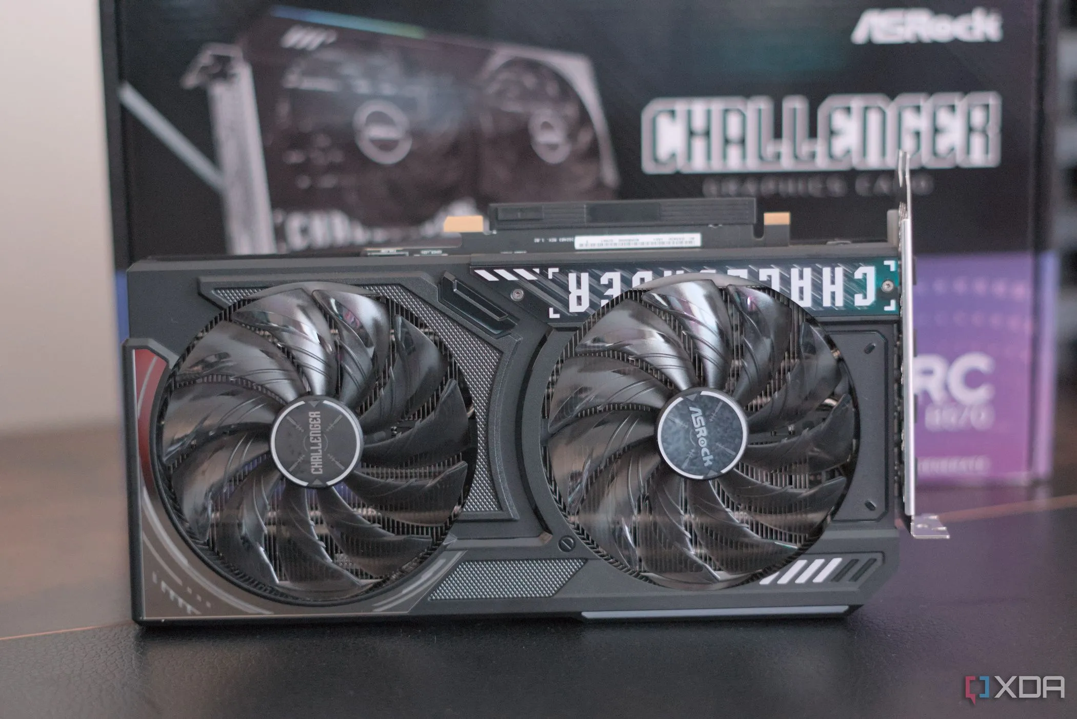 Thiết kế cận cảnh quạt tản nhiệt trên card đồ họa ASRock Intel Arc B570 Challenger
