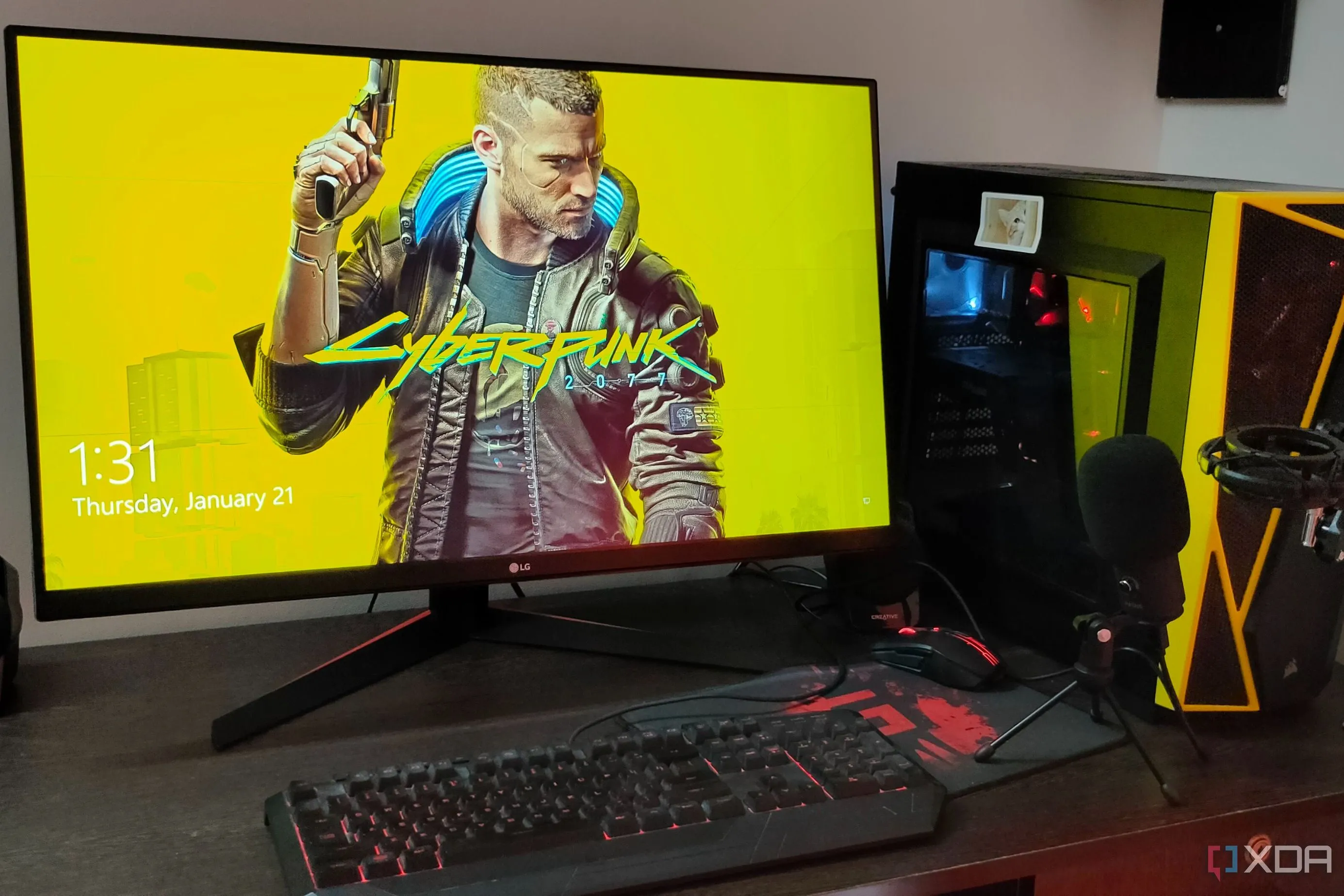 Thiết lập PC chơi game với hình nền Cyberpunk 2077 trên màn hình