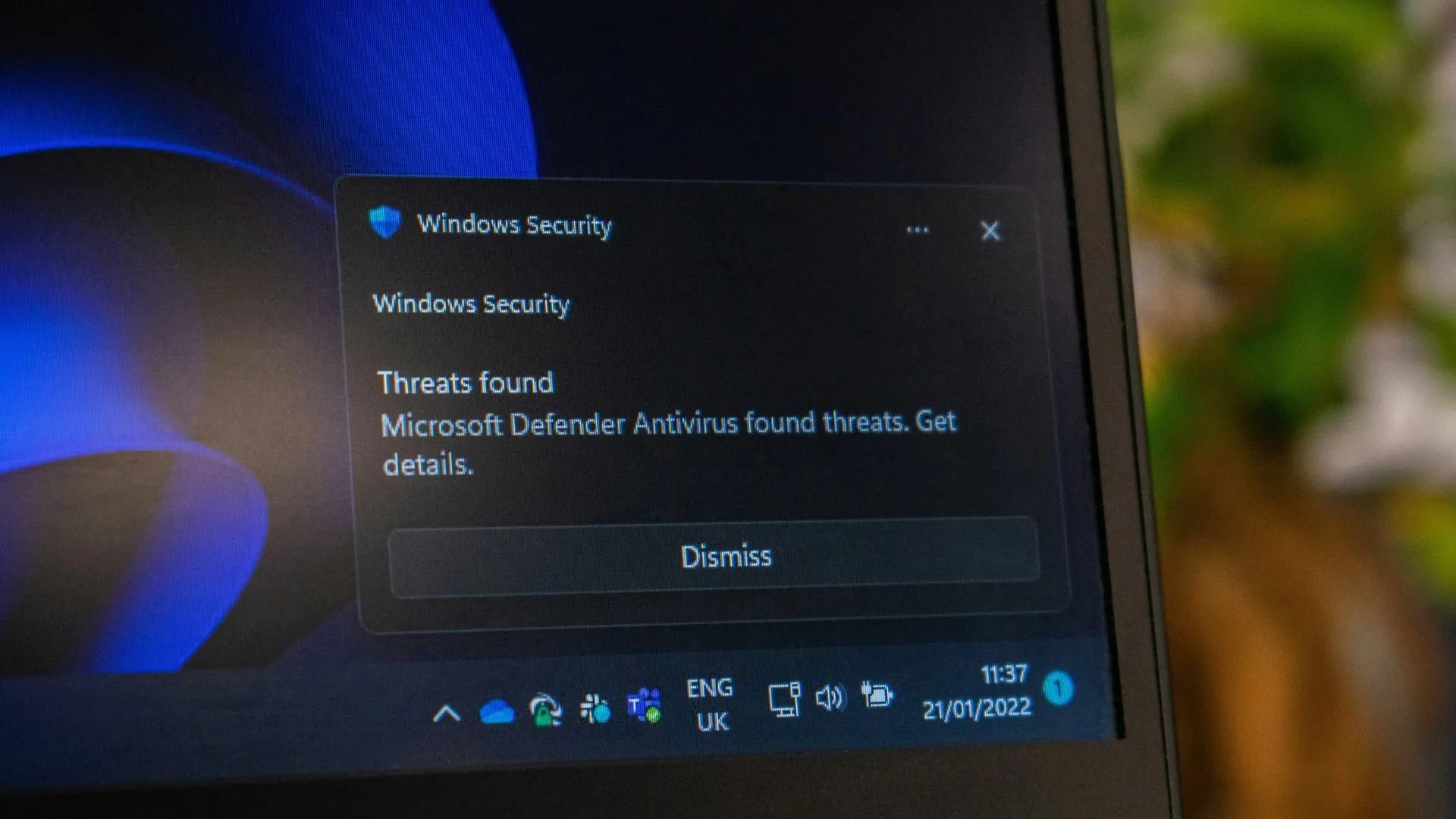 Thông báo bảo mật Windows hiển thị Microsoft Defender Antivirus đang phát hiện các mối đe dọa, minh họa thách thức về an ninh mạng trên hệ điều hành này.
