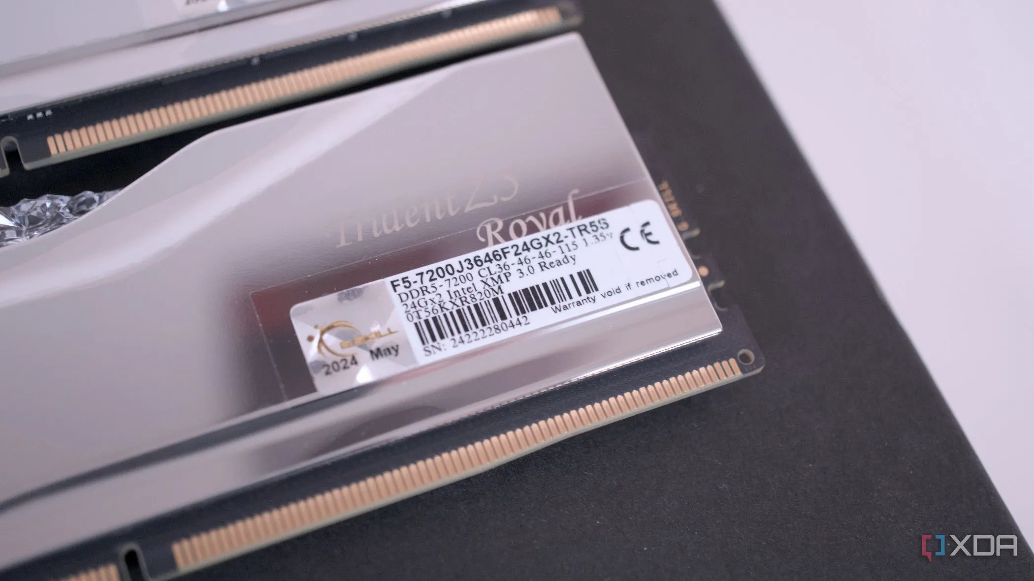Thông số kỹ thuật của thanh RAM G.Skill Trident Z5 Royal DDR5-7200, hiển thị tần số và độ trễ.