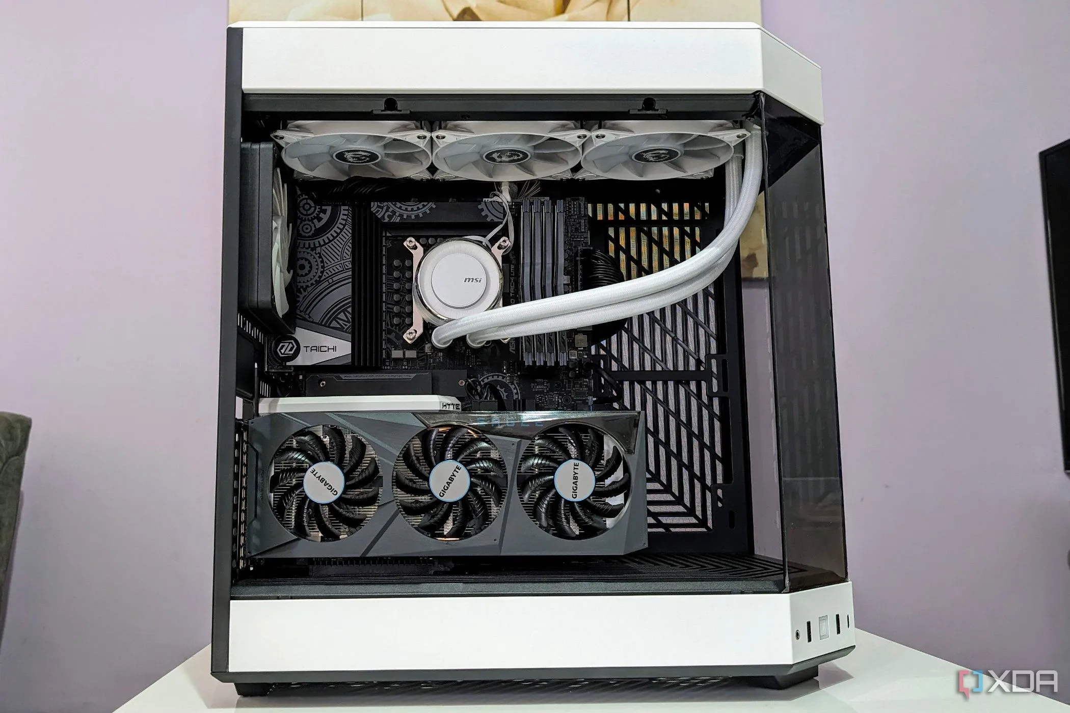 Thùng máy PC gaming với tản nhiệt AIO màu trắng