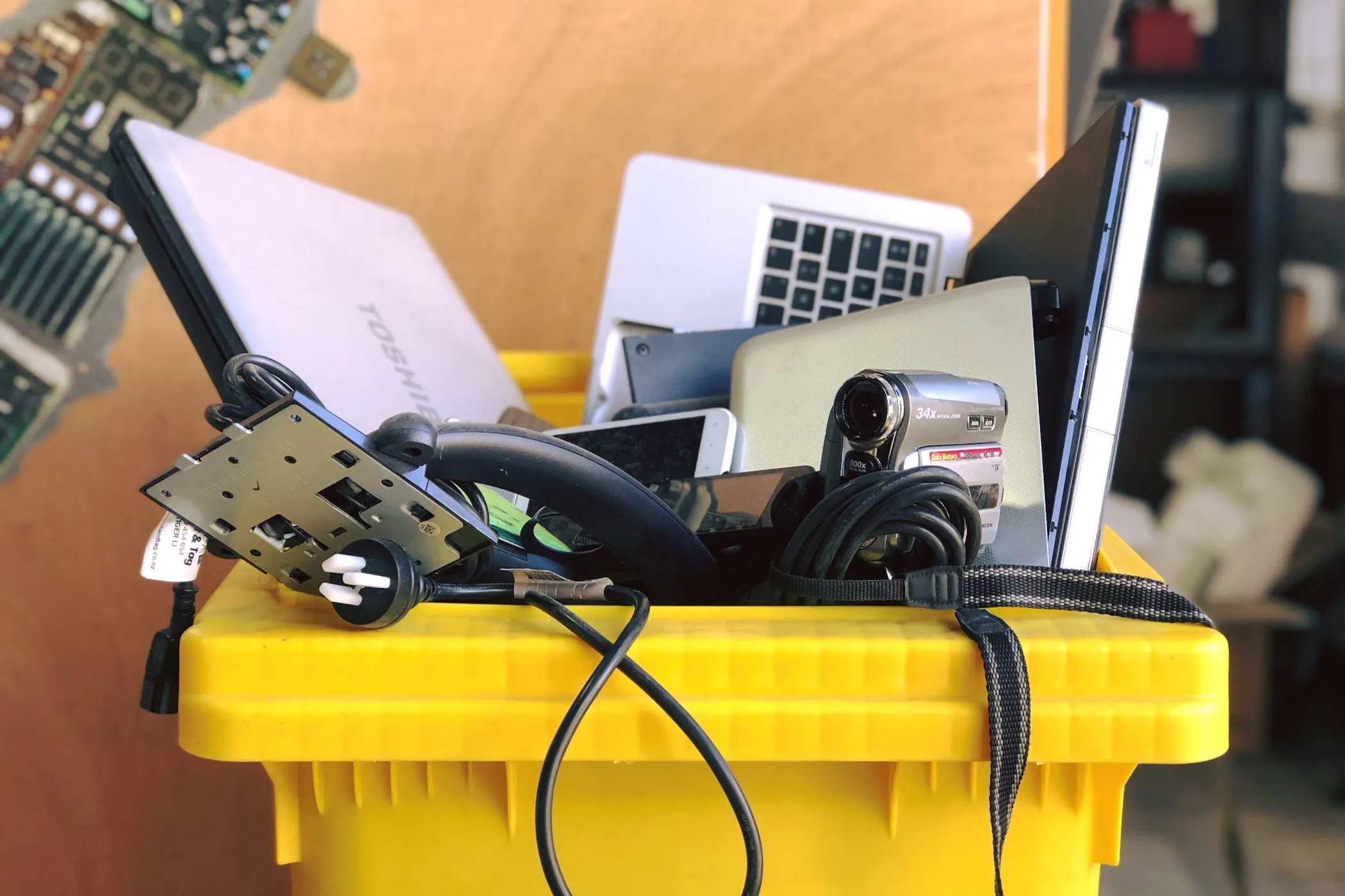 Thùng rác điện tử (e-waste bin) với các linh kiện máy tính, minh họa việc tái chế và giảm thiểu rác thải công nghệ