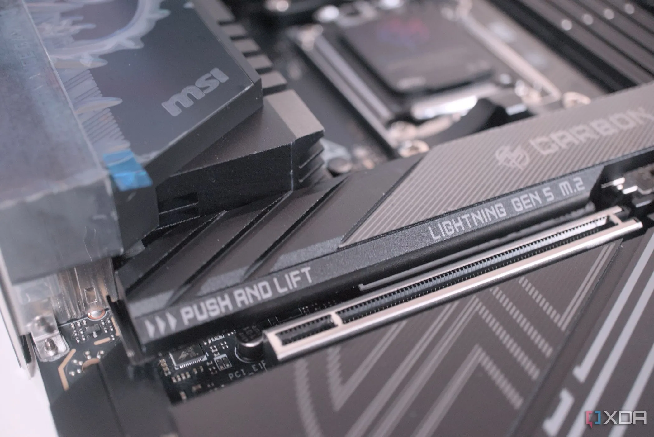 Tính năng tháo lắp M.2 nhanh chóng trên bo mạch chủ MSI MPG X870E Carbon WiFi, hỗ trợ tối ưu hiệu suất lưu trữ