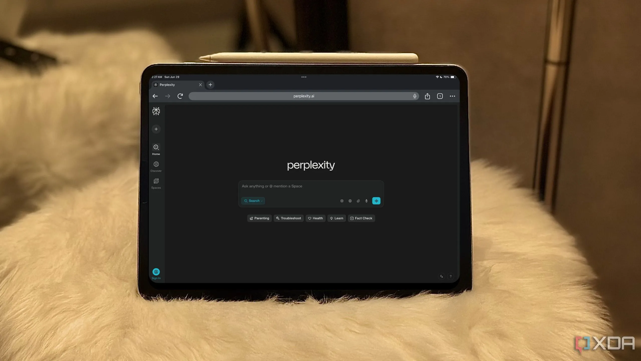 Trang web chính thức của Perplexity AI được hiển thị trên màn hình iPad, thể hiện khả năng truy cập đa nền tảng của nền tảng AI này.