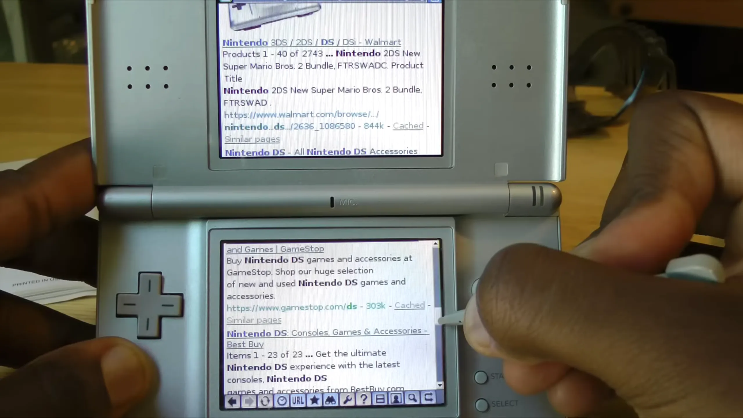 Trình duyệt Nintendo DS hiển thị kết quả tìm kiếm Google, minh họa khả năng của console màn hình kép.