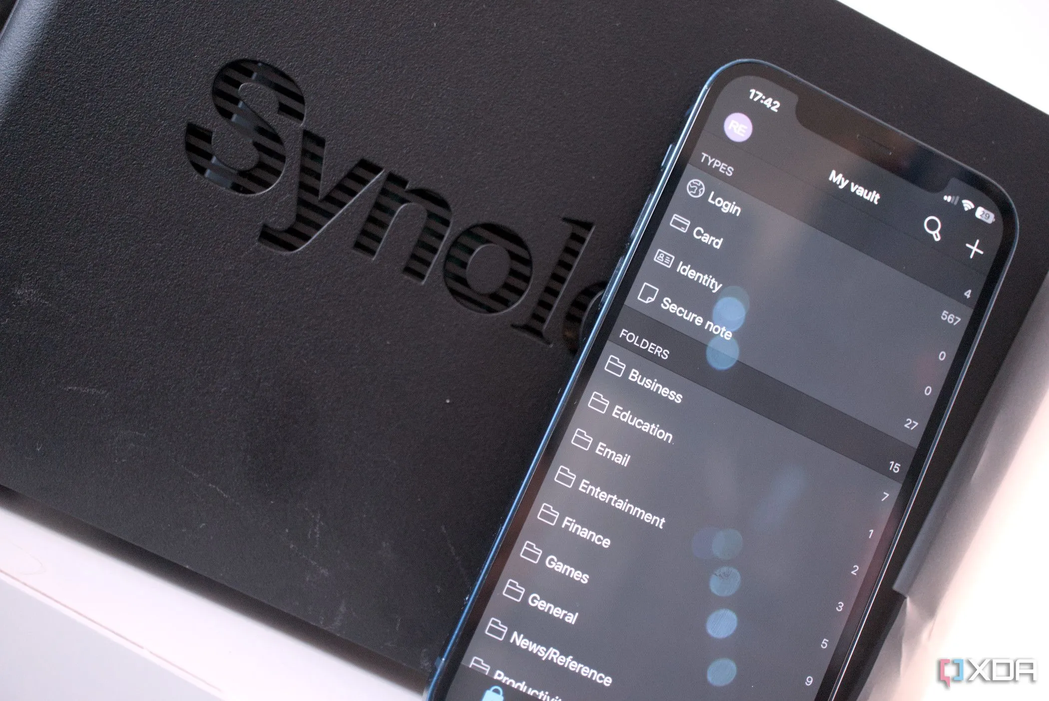 Trình quản lý mật khẩu Bitwarden hoạt động với Synology NAS, thể hiện giải pháp bảo mật mật khẩu cho self-hosting