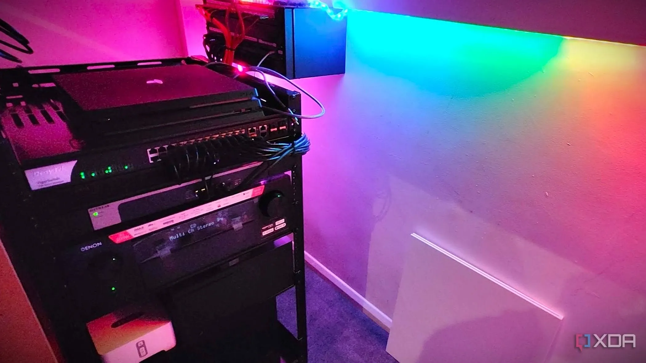 Tủ mạng hiện đại với switch 10GbE có đèn RGB, sẵn sàng cho khả năng mở rộng tốc độ cao