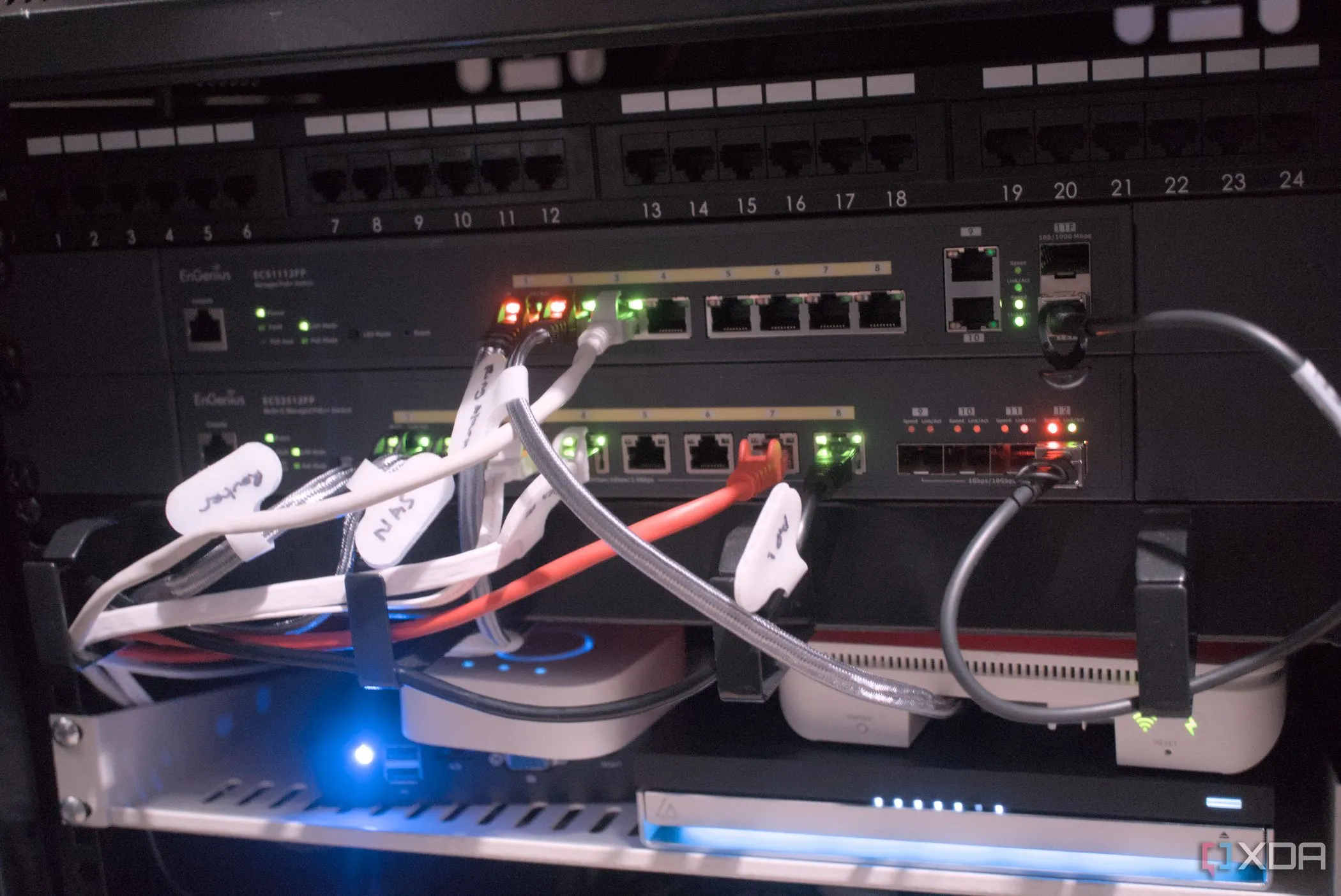 Tủ rack mạng chứa nhiều switch quản lý và thiết bị mạng