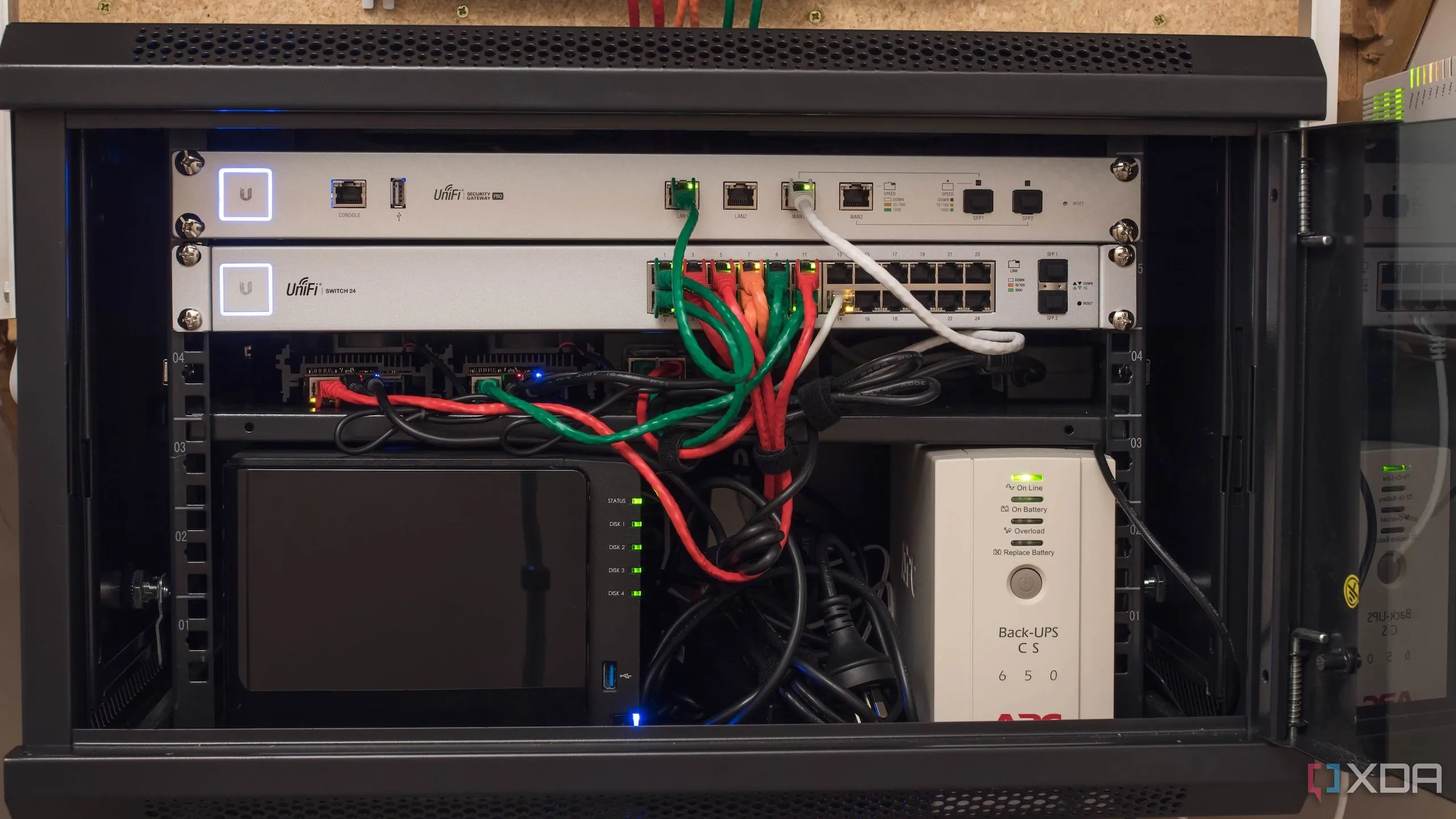 Tủ server trong phòng thí nghiệm tại nhà, biểu thị môi trường thử nghiệm an toàn và linh hoạt mà WSL cung cấp.