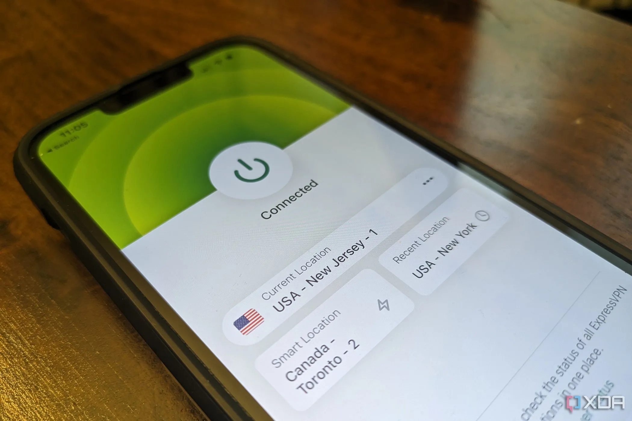 Ứng dụng ExpressVPN được cài đặt và sử dụng trên một chiếc iPhone