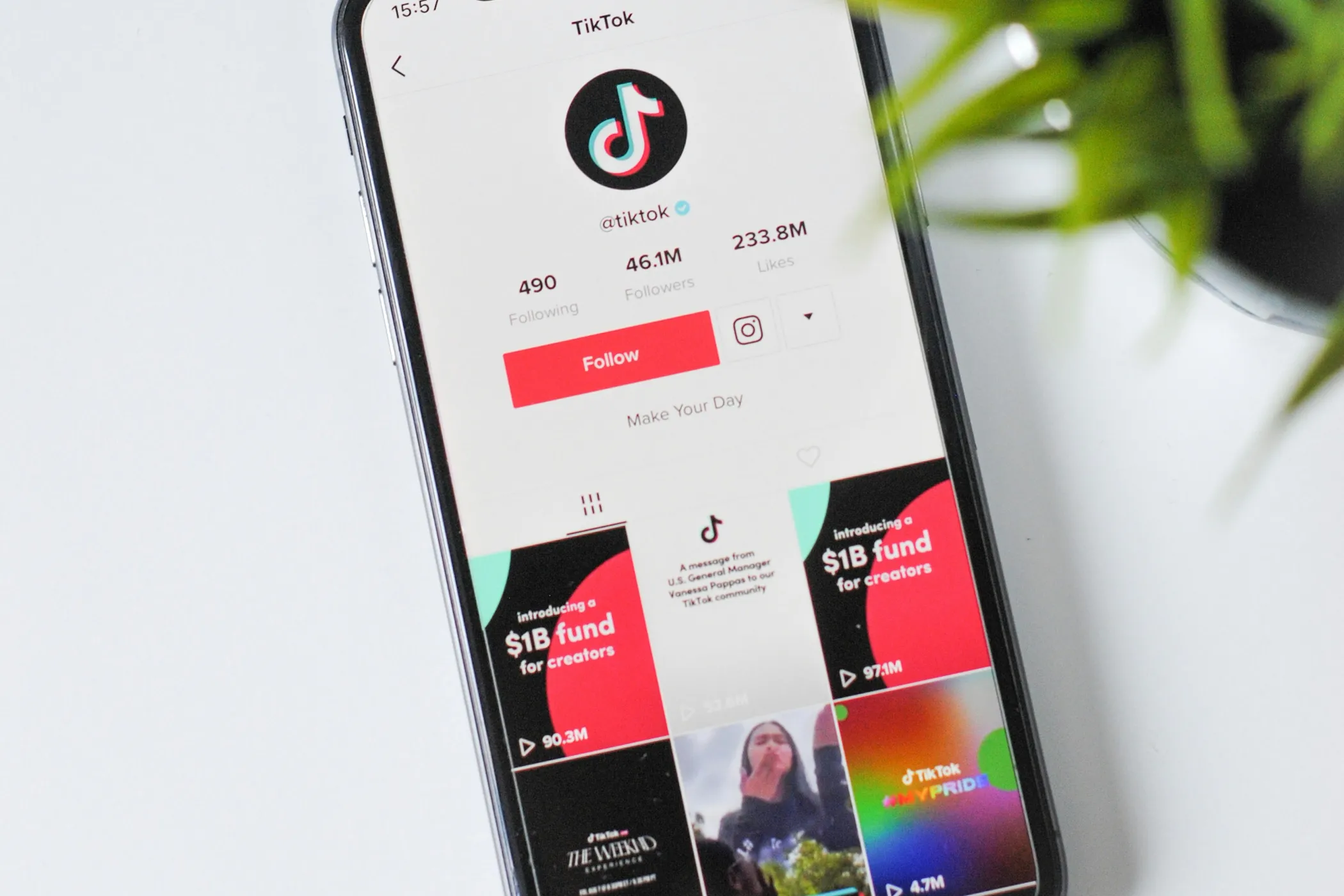 Ứng dụng TikTok trên màn hình điện thoại, minh họa vấn đề video mạng xã hội