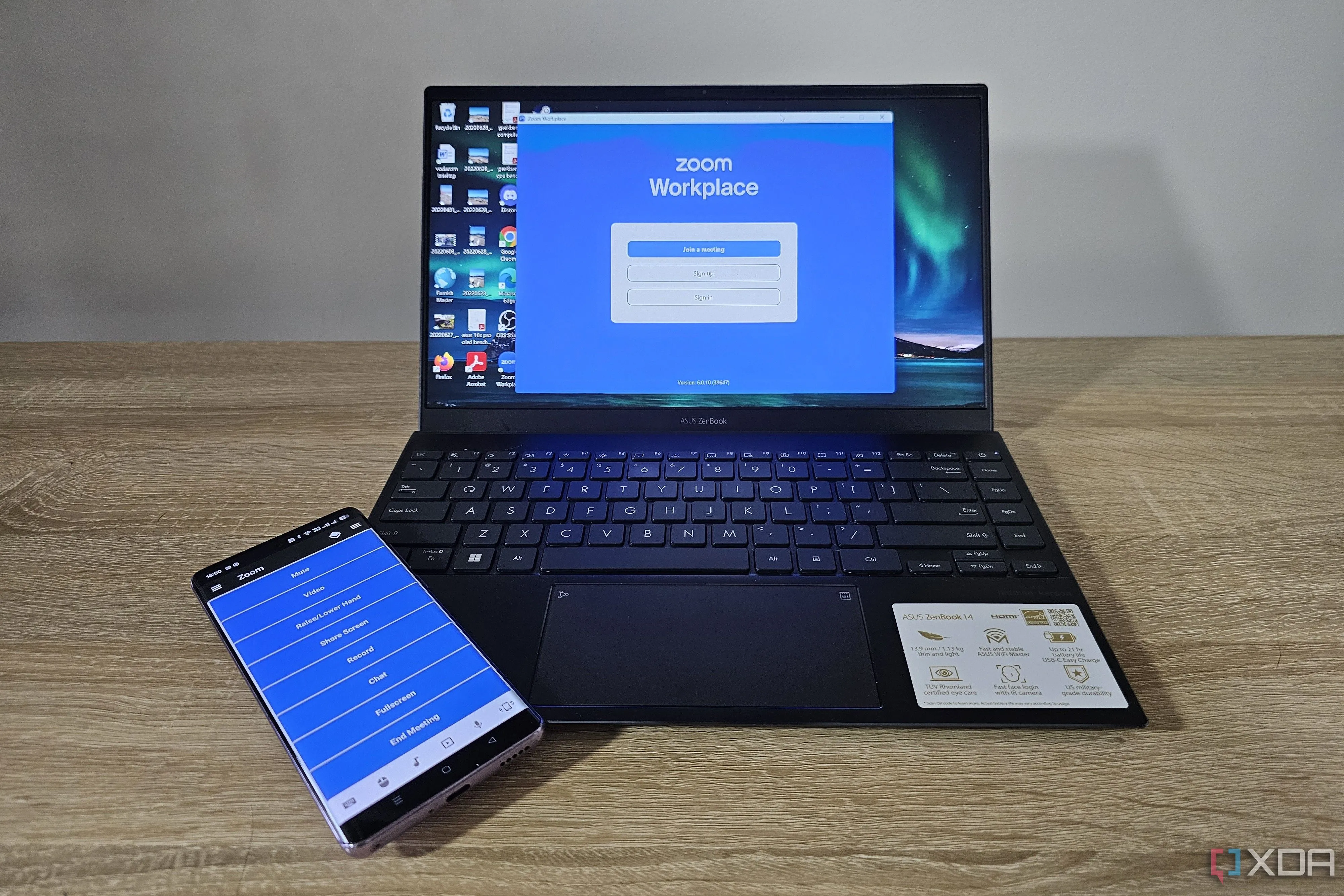 Ứng dụng Unified Remote trên điện thoại thông minh với laptop hiển thị Zoom