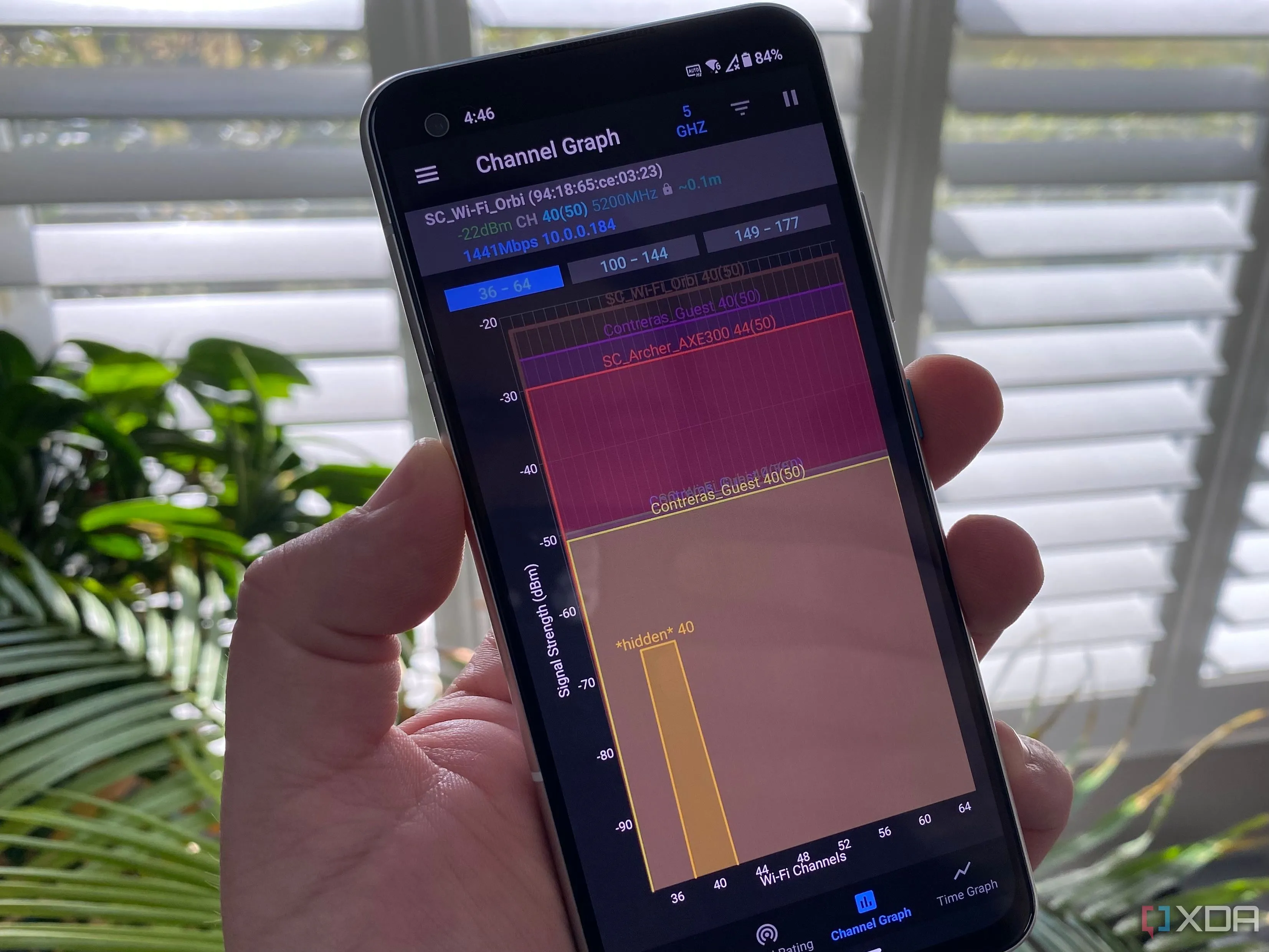 Ứng dụng Wi-Fi Analyzer trên điện thoại Zenfone hiển thị tình trạng tắc nghẽn mạng, giúp phát hiện nhiễu sóng