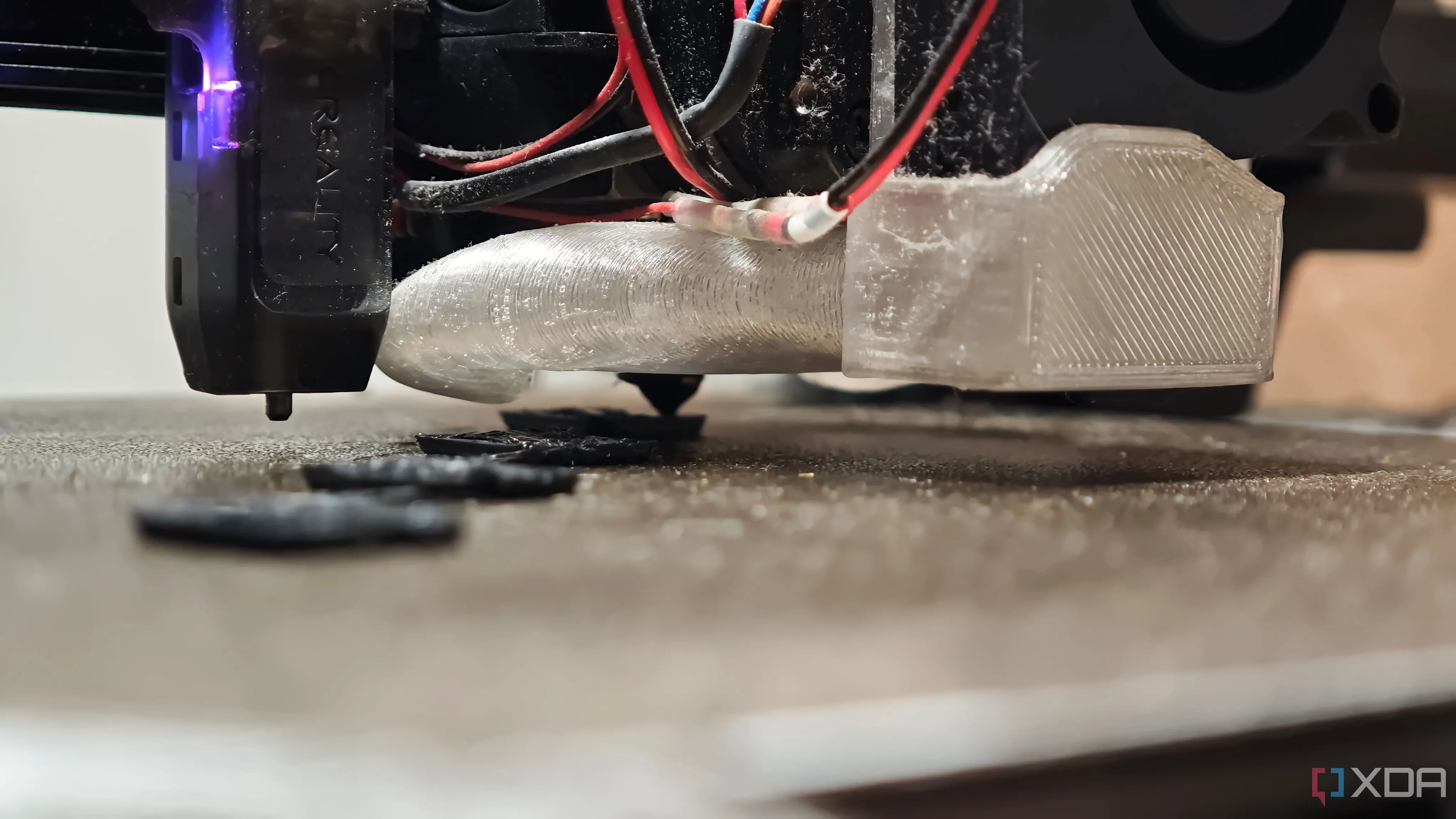 Vệ sinh vòi phun máy in 3D bị tắc nghẽn để đảm bảo quá trình đùn nhựa diễn ra trơn tru