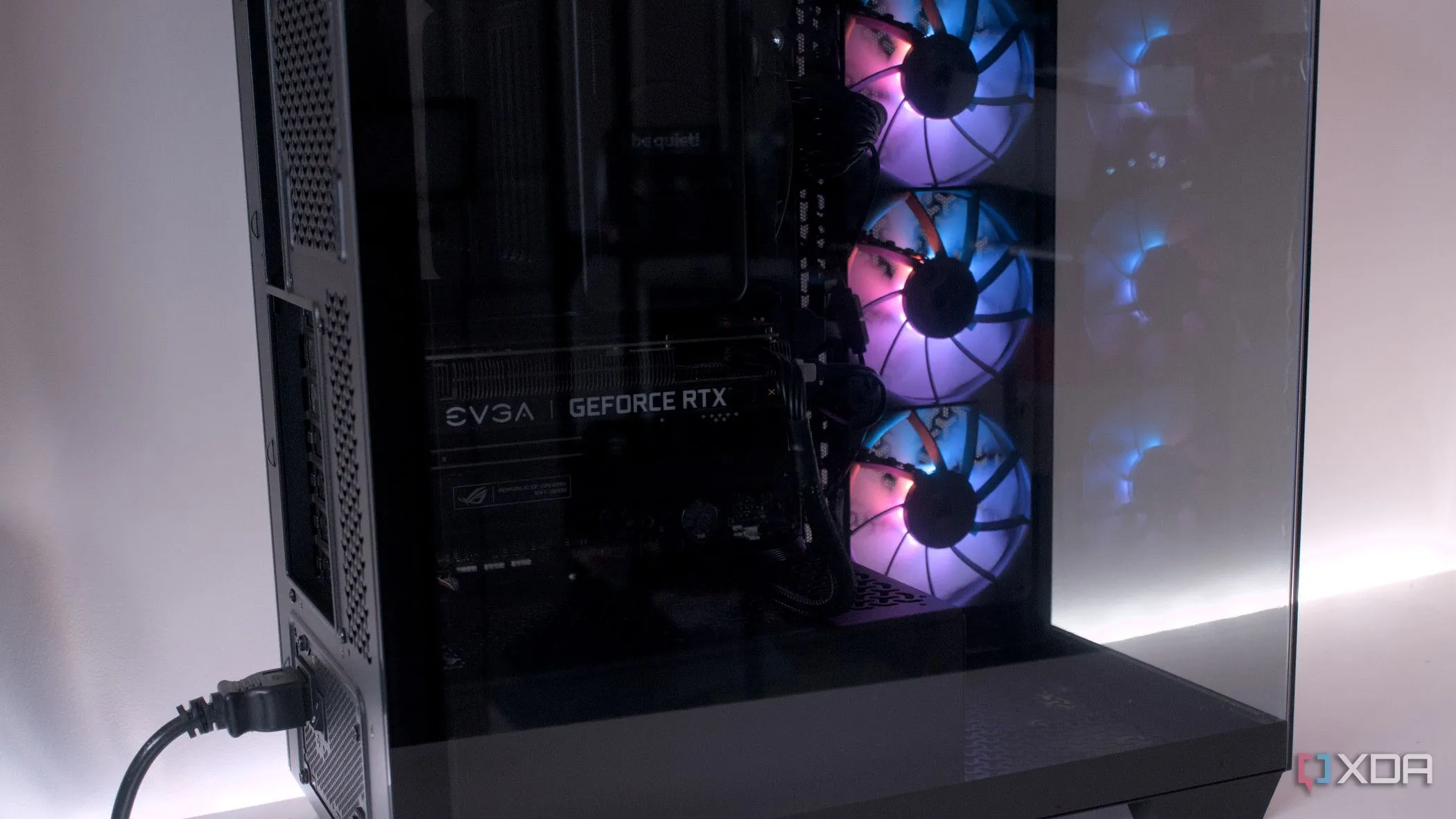 Vỏ case Corsair 3500X ARGB dành cho PC tiêu dùng, có thể không tương thích với bo mạch chủ server E-ATX