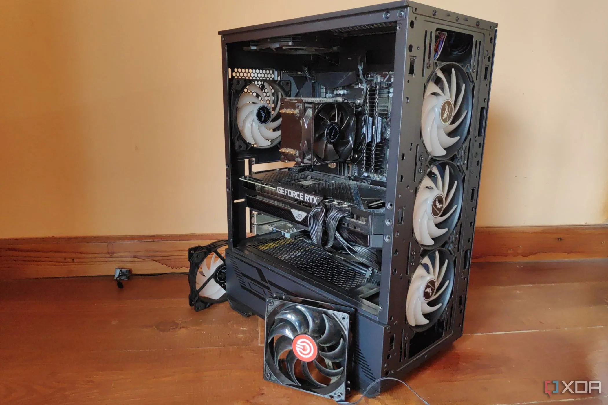 Vỏ case MSI Forge 110R với hai quạt tản nhiệt bổ sung, minh họa cho việc thiết lập luồng khí hiệu quả để đảm bảo nhiệt độ ổn định cho PC gaming.