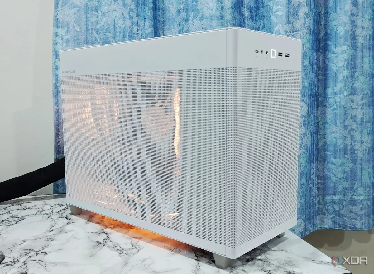 Vỏ case PC Asus Prime AP201 màu trắng trên bề mặt đá cẩm thạch, thể hiện một ví dụ về case micro-ATX hoặc SFF có không gian linh hoạt hơn