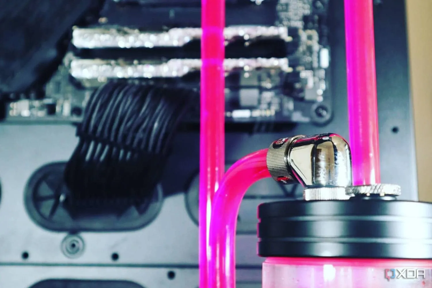 Vỏ case Thermaltake Tower 900 với hệ thống tản nhiệt nước tùy chỉnh bên trong