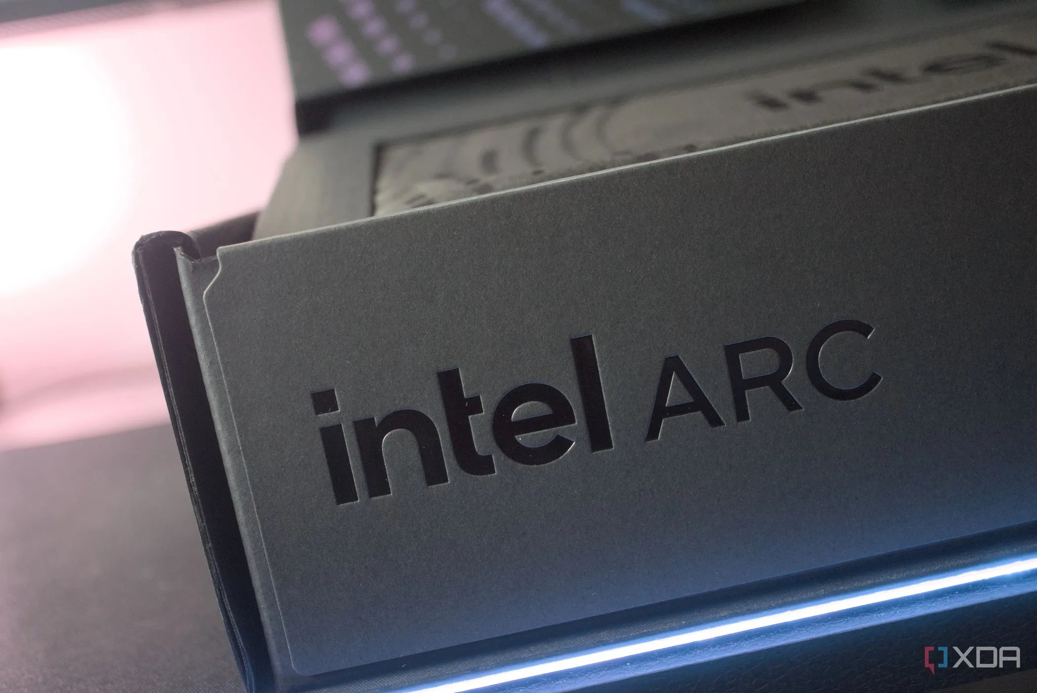 Vỏ hộp card đồ họa Intel Arc B580, nhấn mạnh thương hiệu và sản phẩm GPU mới của Intel