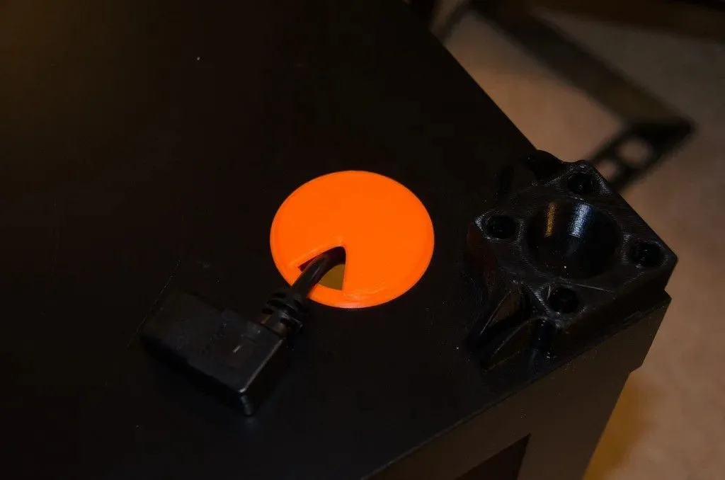 Vòng đệm luồn cáp in 3D màu đen giúp quản lý dây điện trên bàn làm việc