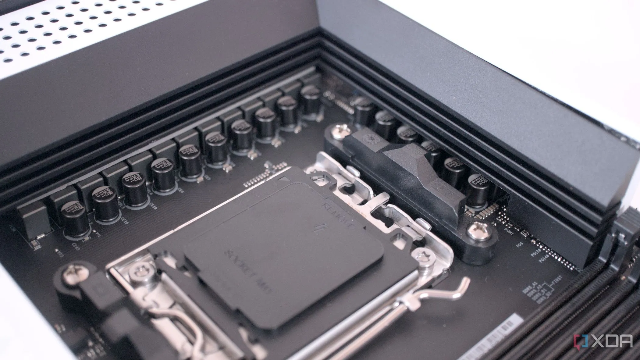 VRM bo mạch chủ NZXT N7 B650E quanh socket CPU