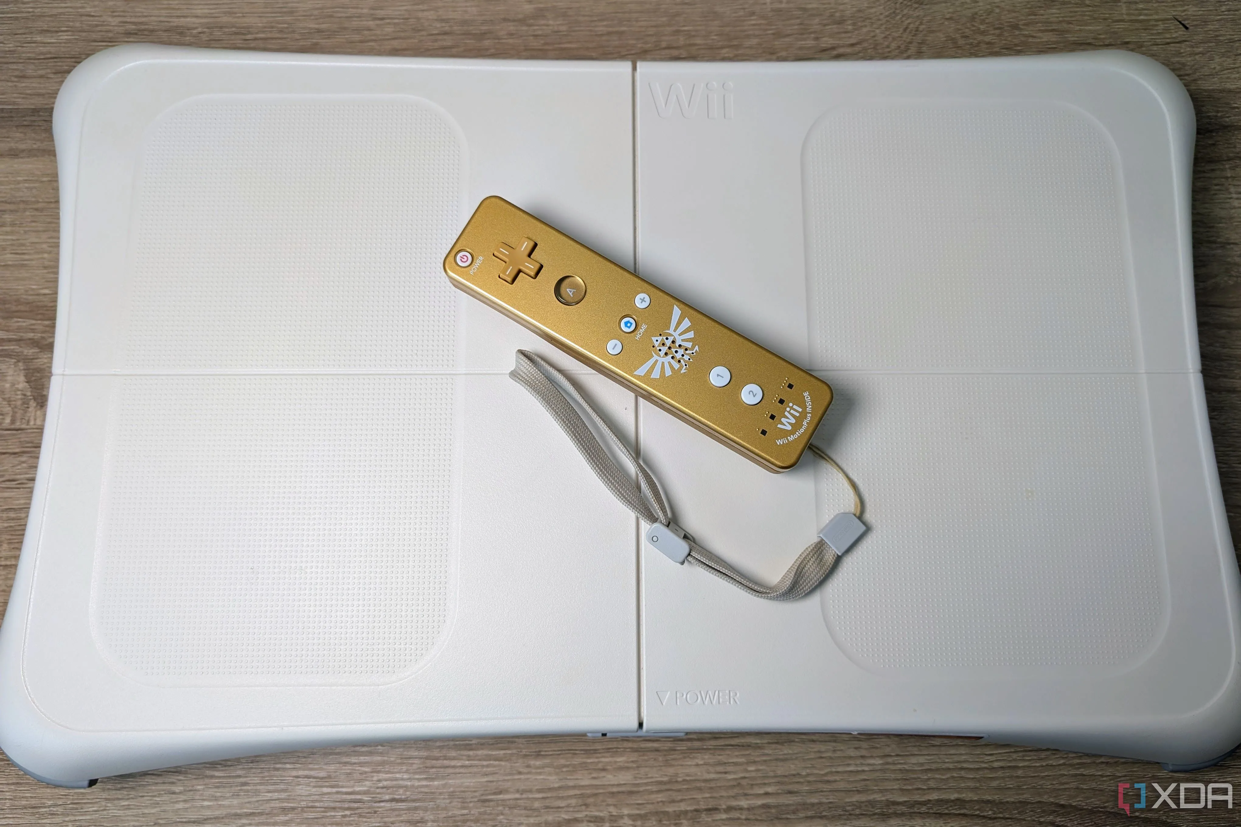 Wii Balance Board màu trắng đi kèm với tay cầm Wii-mote màu vàng